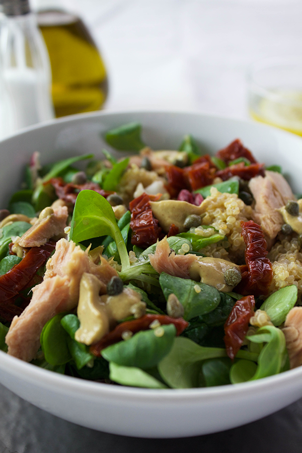 Ricca insalata di quinoa alla senape.