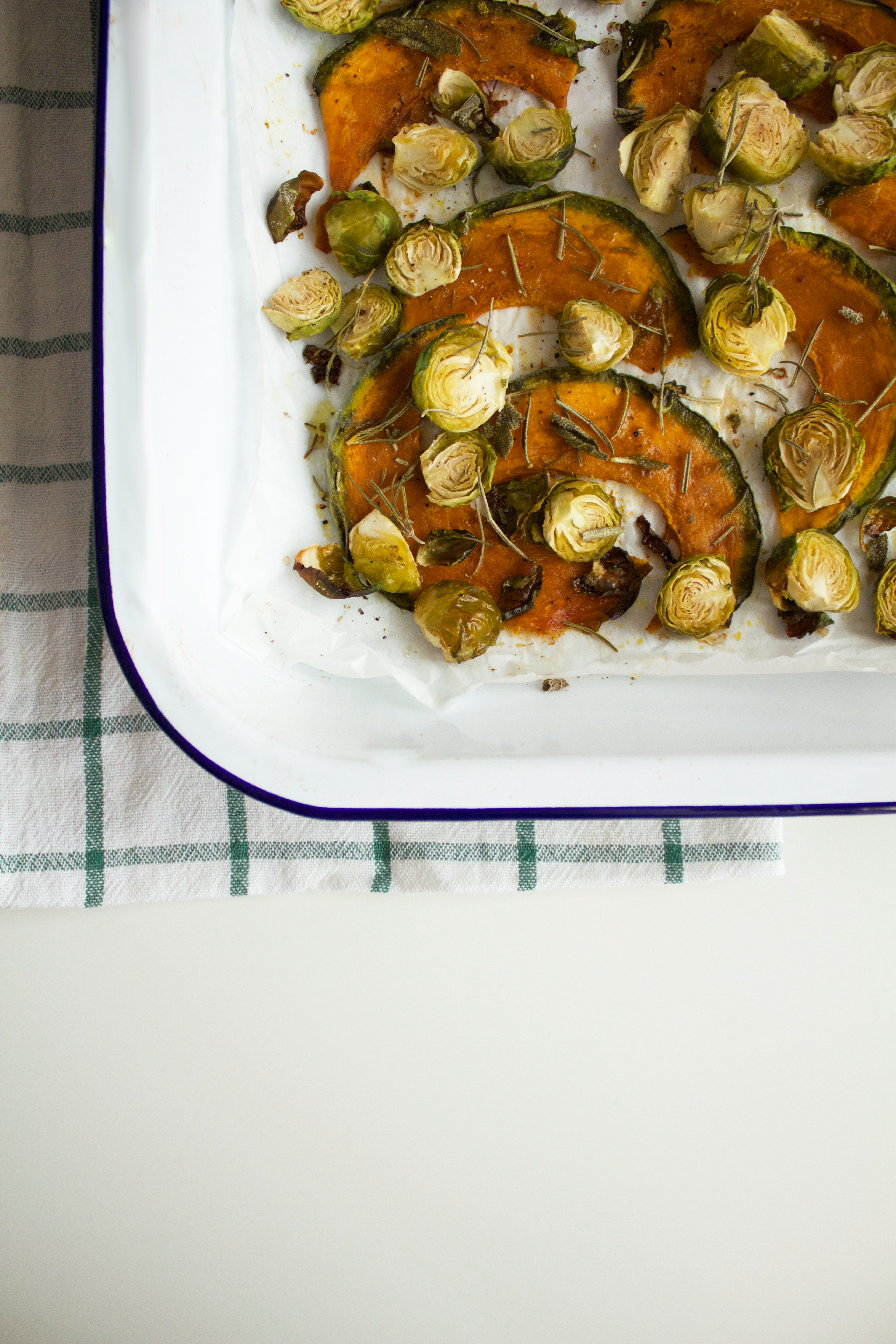 Zucca e cavoletti pronti da mangiare.