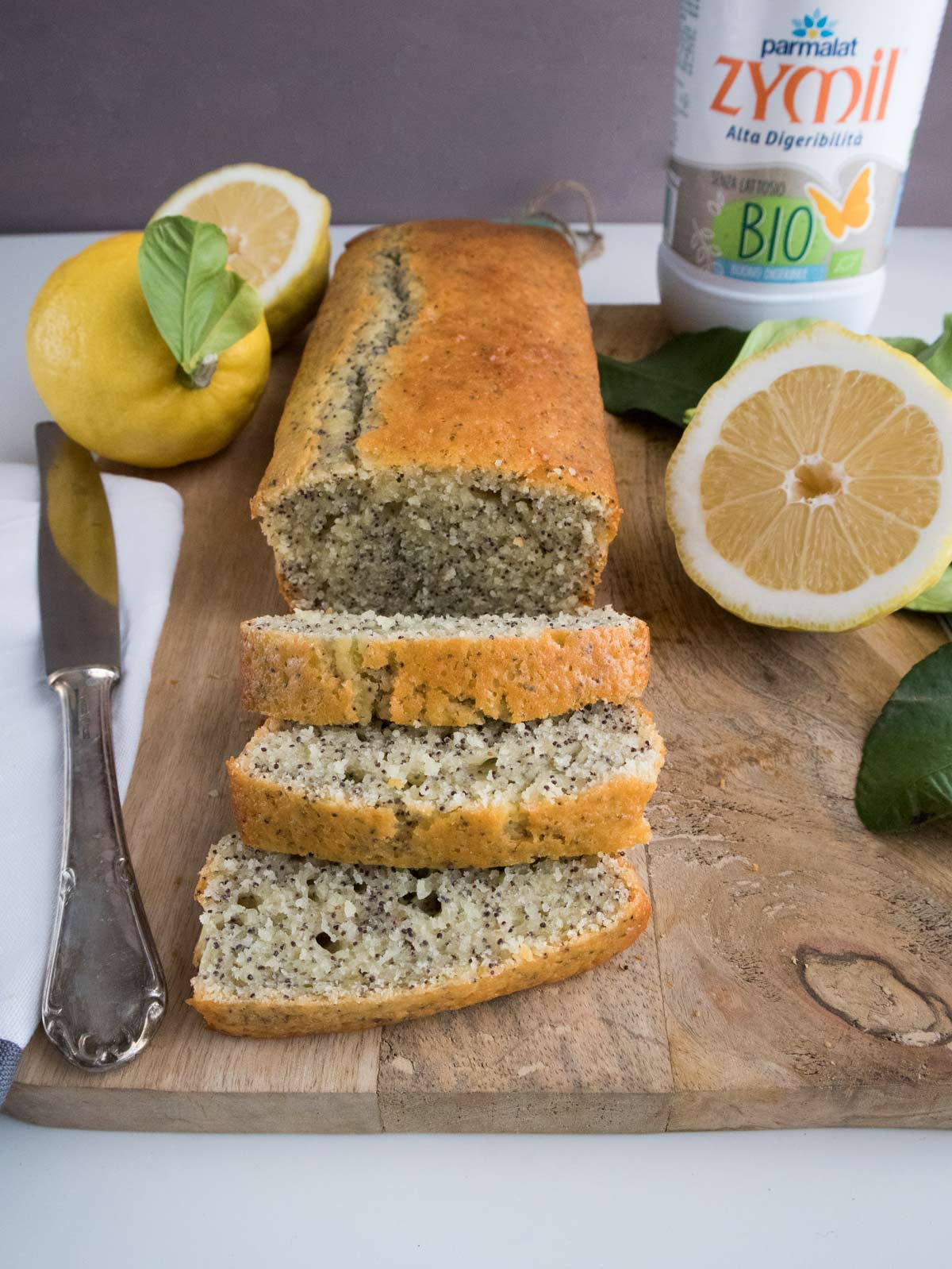 Plumcake al limone e semi di papavero a fette.