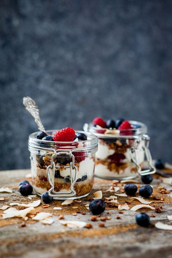 colazione con yogurt, cereali e frutti rossi.
