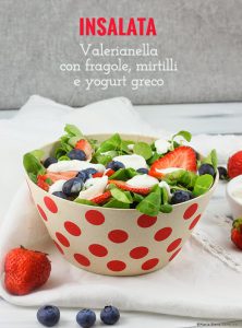 Se questo è un uovo - Insalata Valerianella con fragole, mirtilli e yogurt greco_06