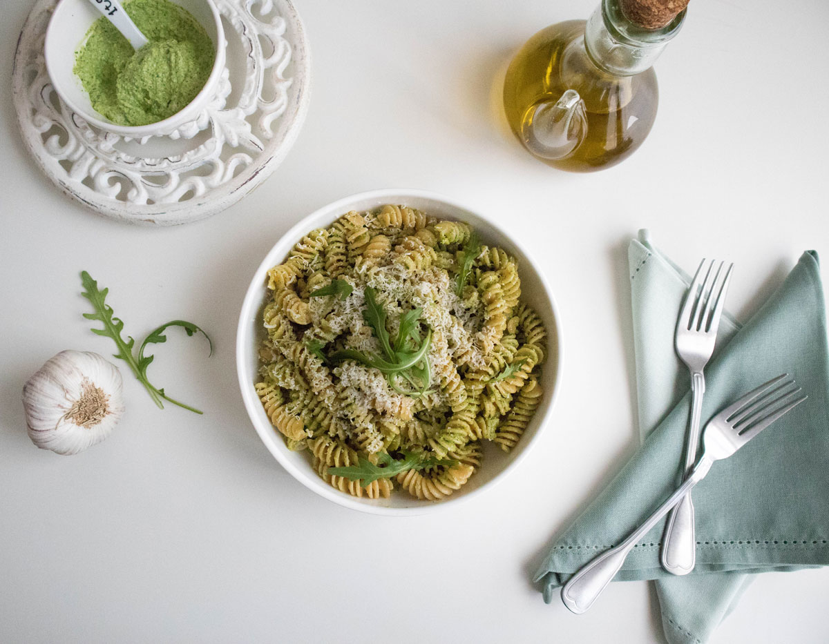 Fusilli integrali con pesto di rucola e nocciole