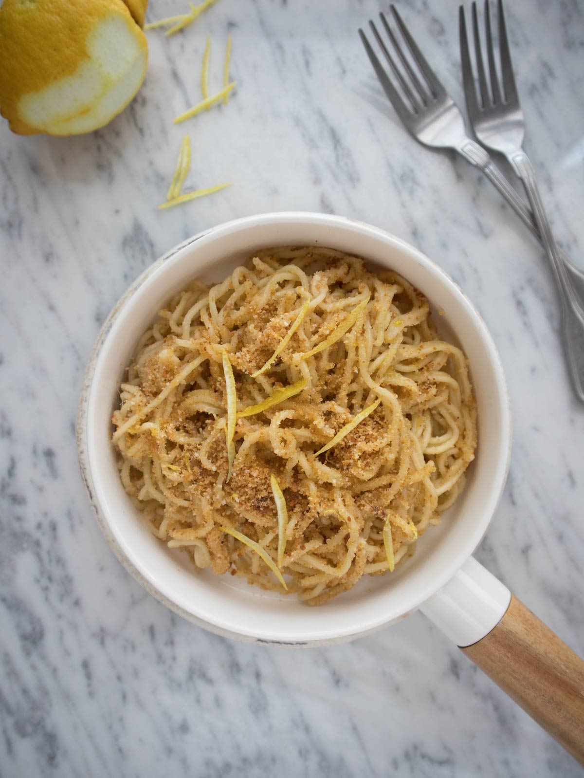 Spaghetti con alici, limone e pan grattato