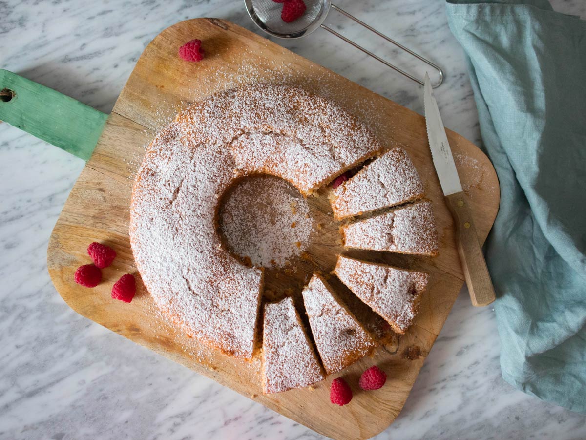 Torta all'acqua integrale con lamponi