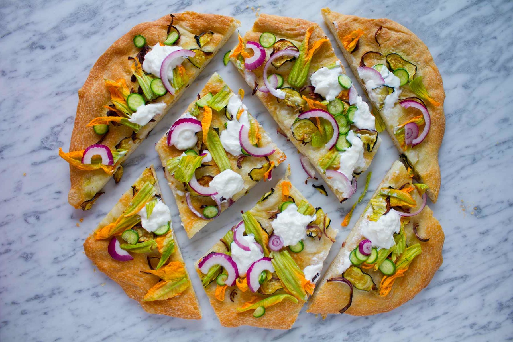 Focaccia con fiori di zucchina e stracciatella