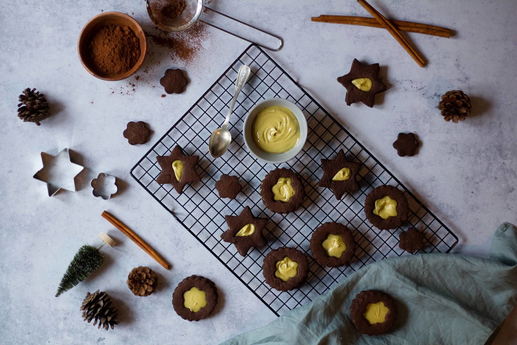 Biscotti al cacao con crema di pistacchio