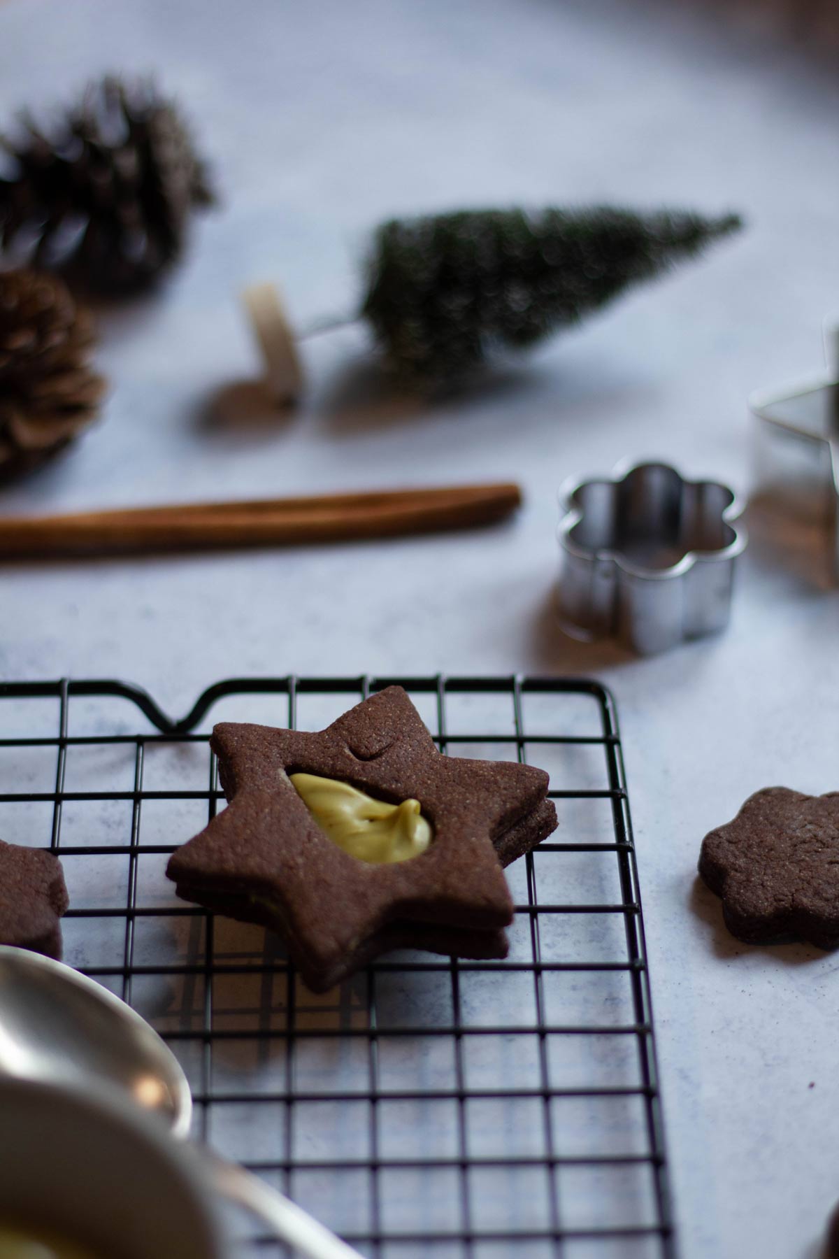 Biscotti al cacao con crema di pistacchio - Biscotto col foro