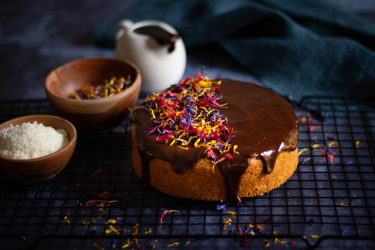 Se questo è un uovo- Torta all'acqua con cioccolato e fiori eduli.