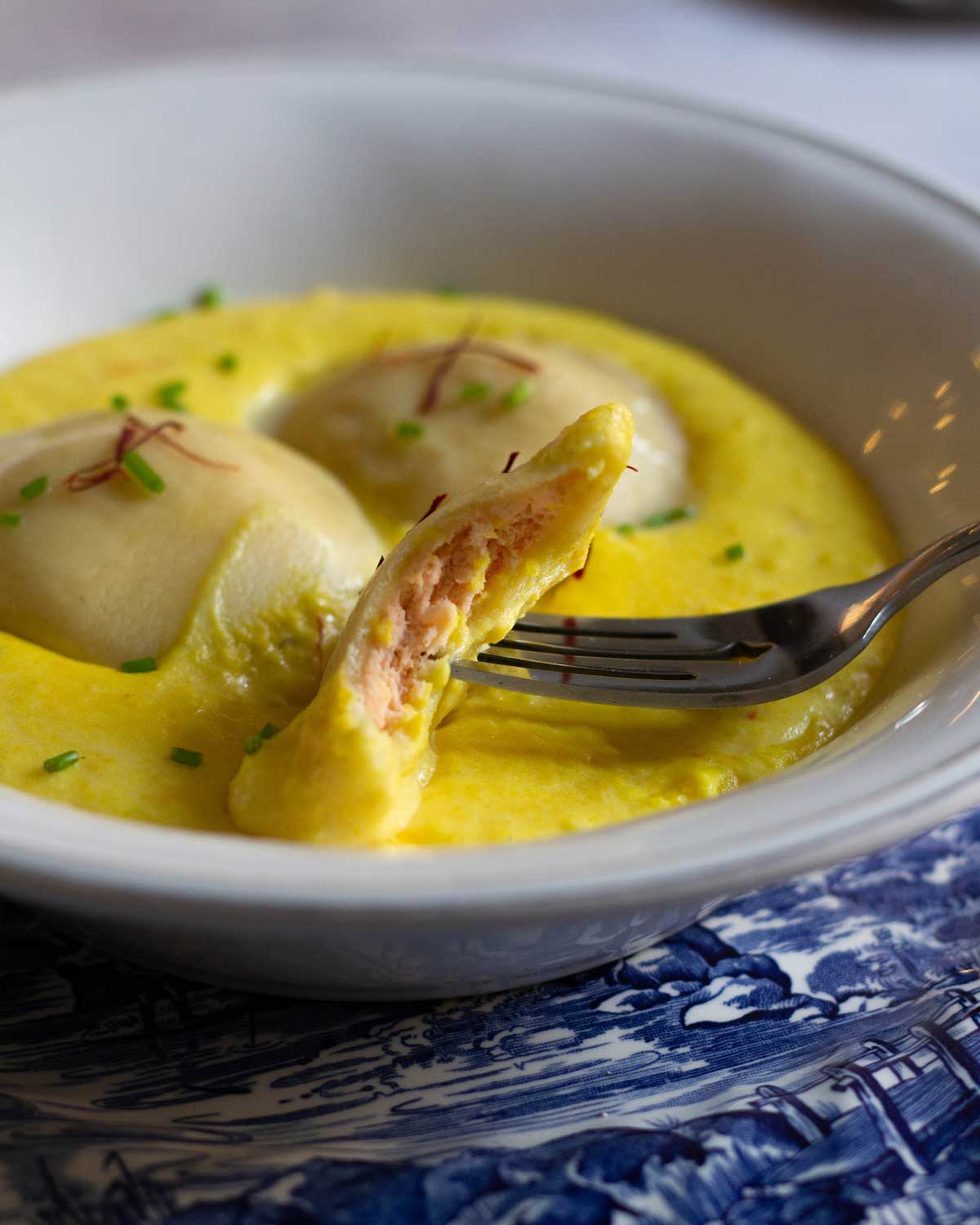 Ravioli di salmone e mascarpone su crema di patate allo zafferano