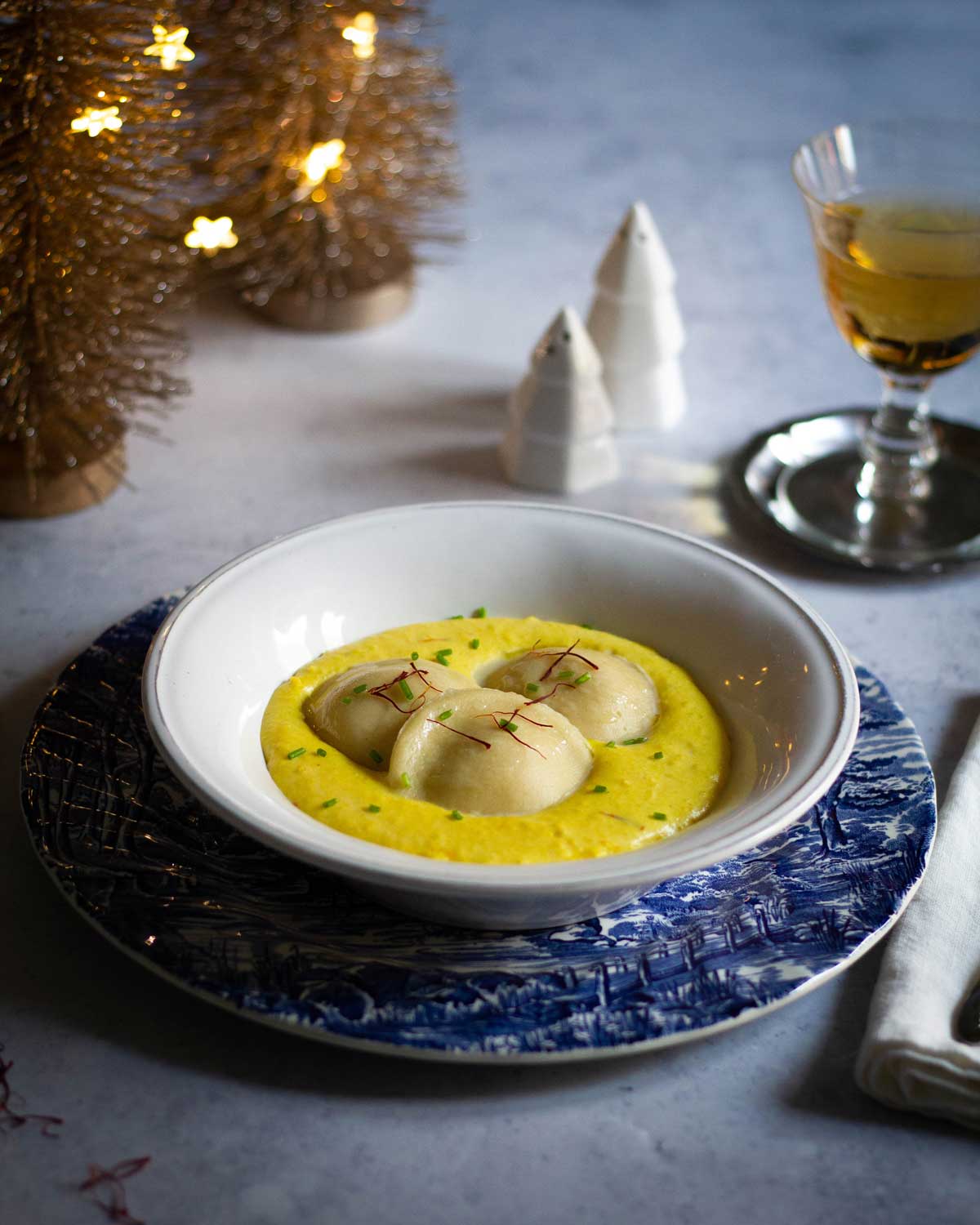 Ravioli di salmone e mascarpone su crema di patate allo zafferano